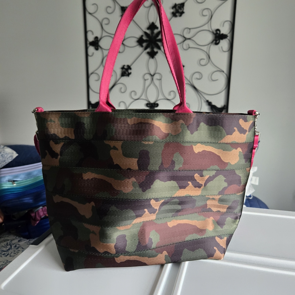 Harveys Seatbelt GI Jane Tote, Camo With Razzleberry Strap And Handles - Picture 2 of 4